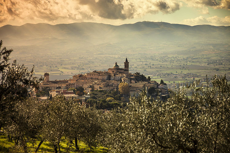 TREVI IN GARA COME BORGO DEI BORGHI NELLA TRASMISSIONE KILIMANGIARO SU RAI 3